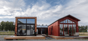 Husteamet visningshus på Nybygget i Arlandastad ett modernr brunt och ett klassiskt rött